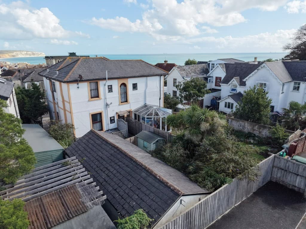 2A Royal Crescent, Sandown PO36 8LZ: One-bedroom Bungalow With Garden For Investment Or Occupation 3