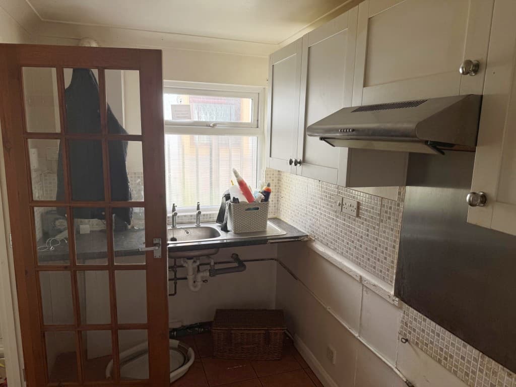 2A Royal Crescent, Sandown PO36 8LZ: One-bedroom Bungalow With Garden For Investment Or Occupation 5