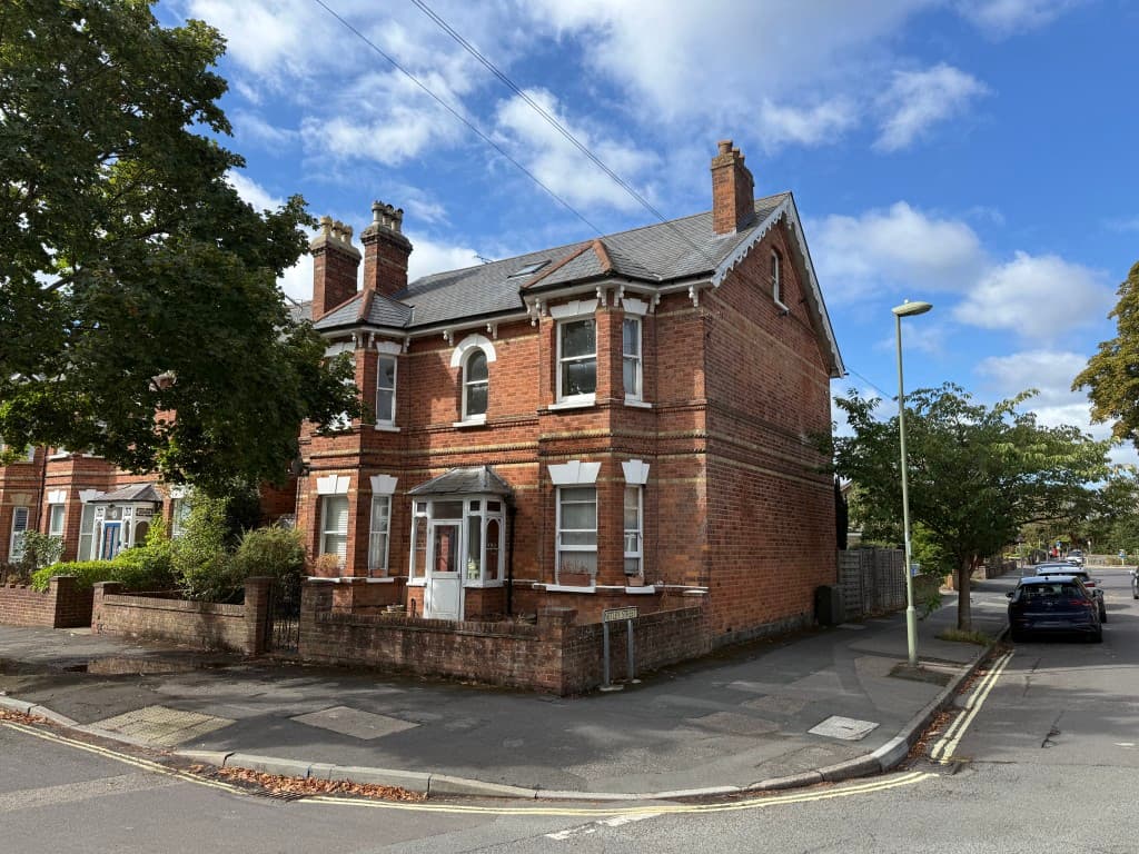 Flat 3, 74 Osborne Road, Farnborough GU14 6AS: One-bedroom Leasehold Flat In Need Of Improvement With Share 1