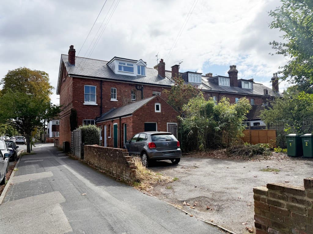 Flat 3, 74 Osborne Road, Farnborough GU14 6AS: One-bedroom Leasehold Flat In Need Of Improvement With Share 2