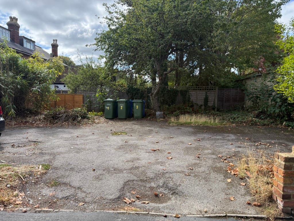 Flat 3, 74 Osborne Road, Farnborough GU14 6AS: One-bedroom Leasehold Flat In Need Of Improvement With Share 3