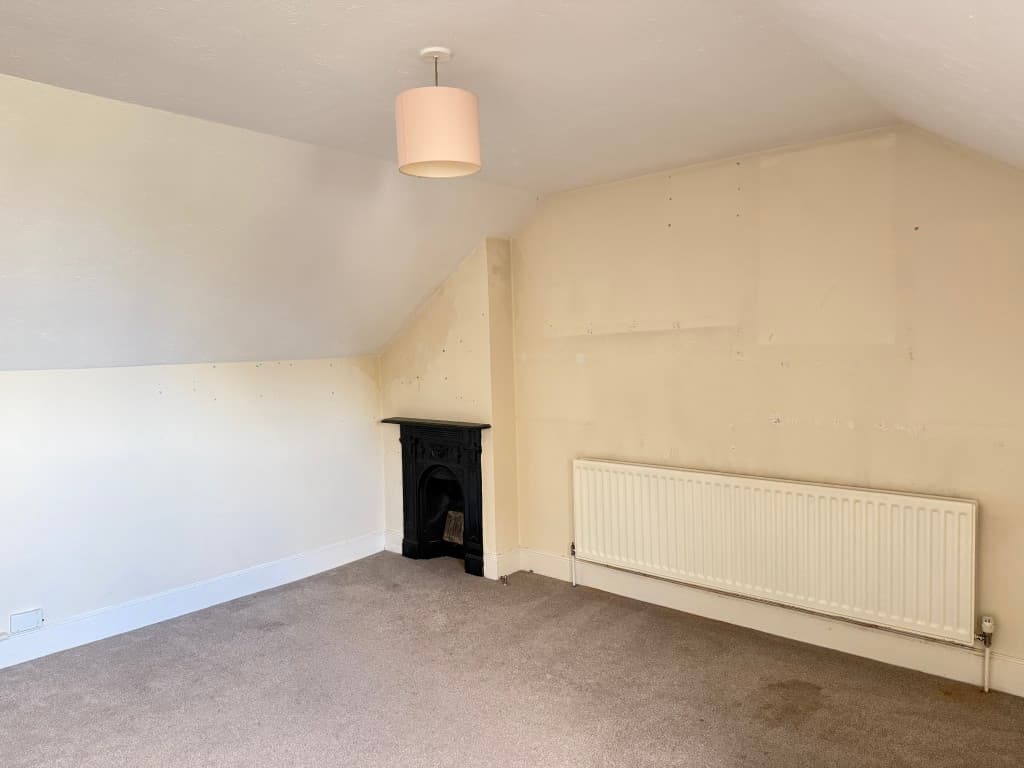 Flat 3, 74 Osborne Road, Farnborough GU14 6AS: One-bedroom Leasehold Flat In Need Of Improvement With Share 4