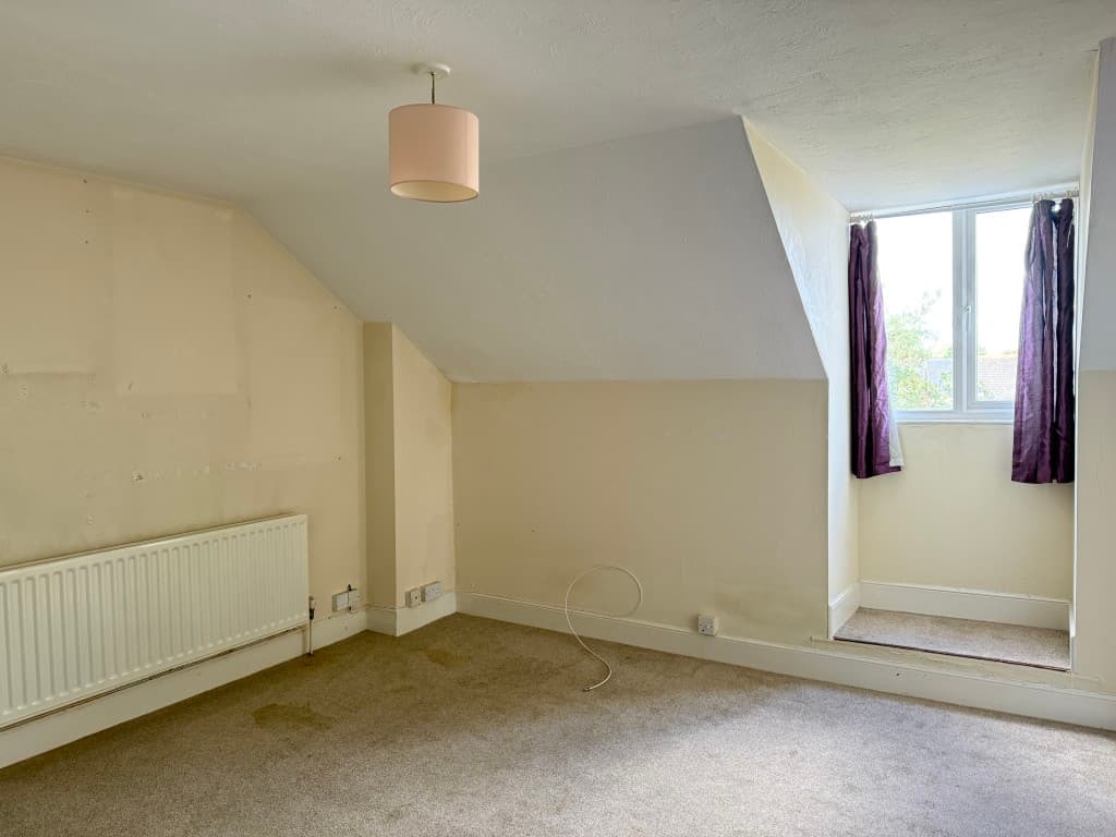 Flat 3, 74 Osborne Road, Farnborough GU14 6AS: One-bedroom Leasehold Flat In Need Of Improvement With Share 5