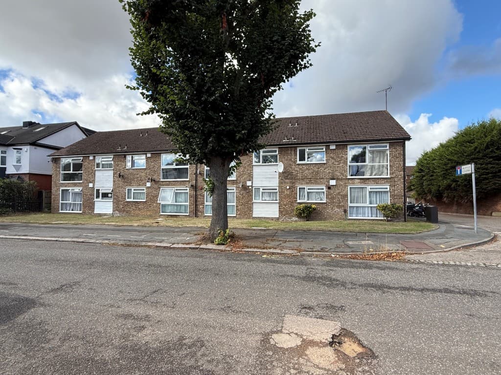 8 Royle Close, Romford RM2 5PS: First Floor Flat For Improvement 1
