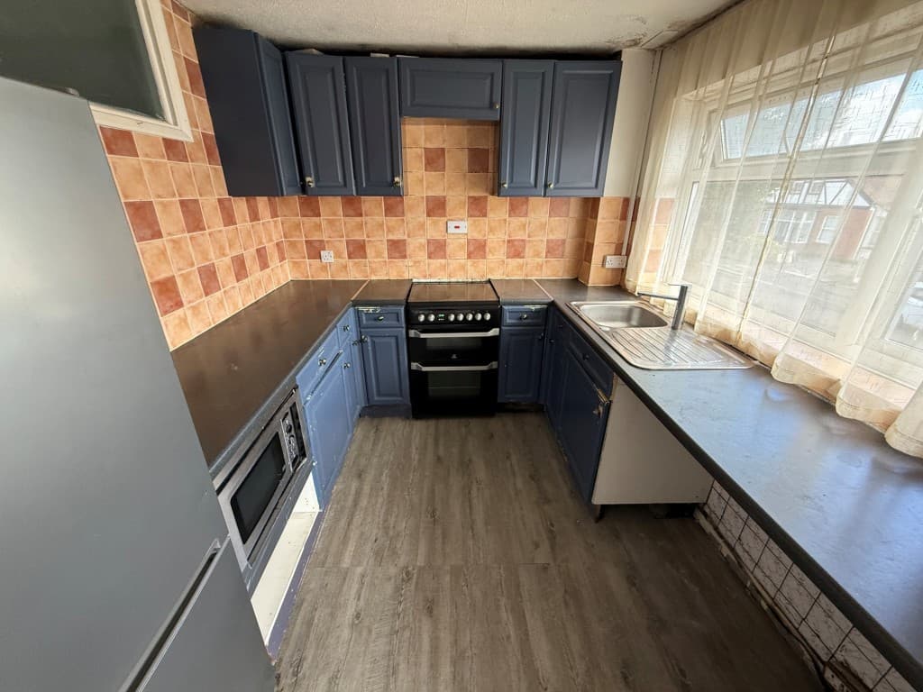 8 Royle Close, Romford RM2 5PS: First Floor Flat For Improvement 2
