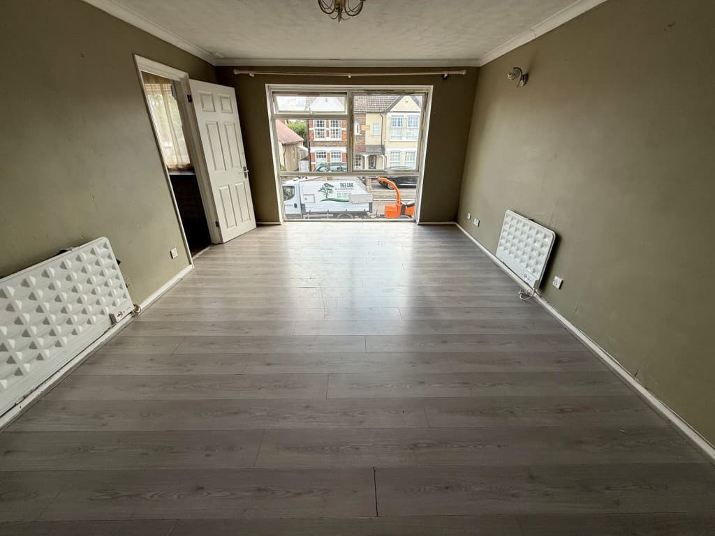 8 Royle Close, Romford RM2 5PS: First Floor Flat For Improvement 3