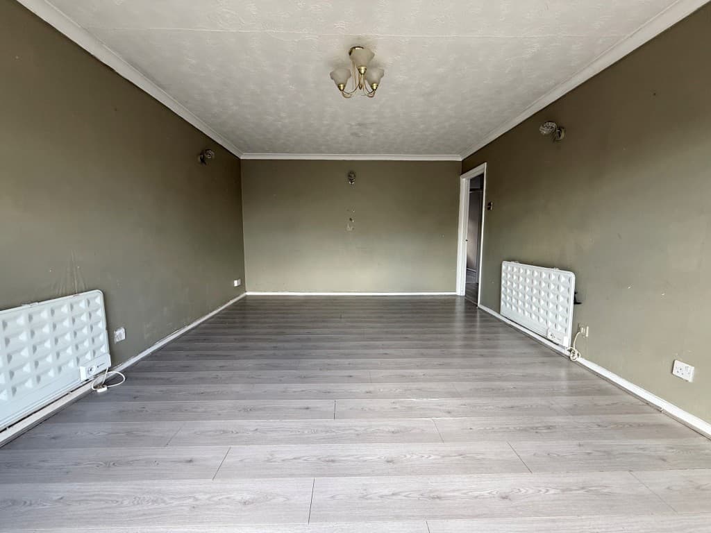 8 Royle Close, Romford RM2 5PS: First Floor Flat For Improvement 4