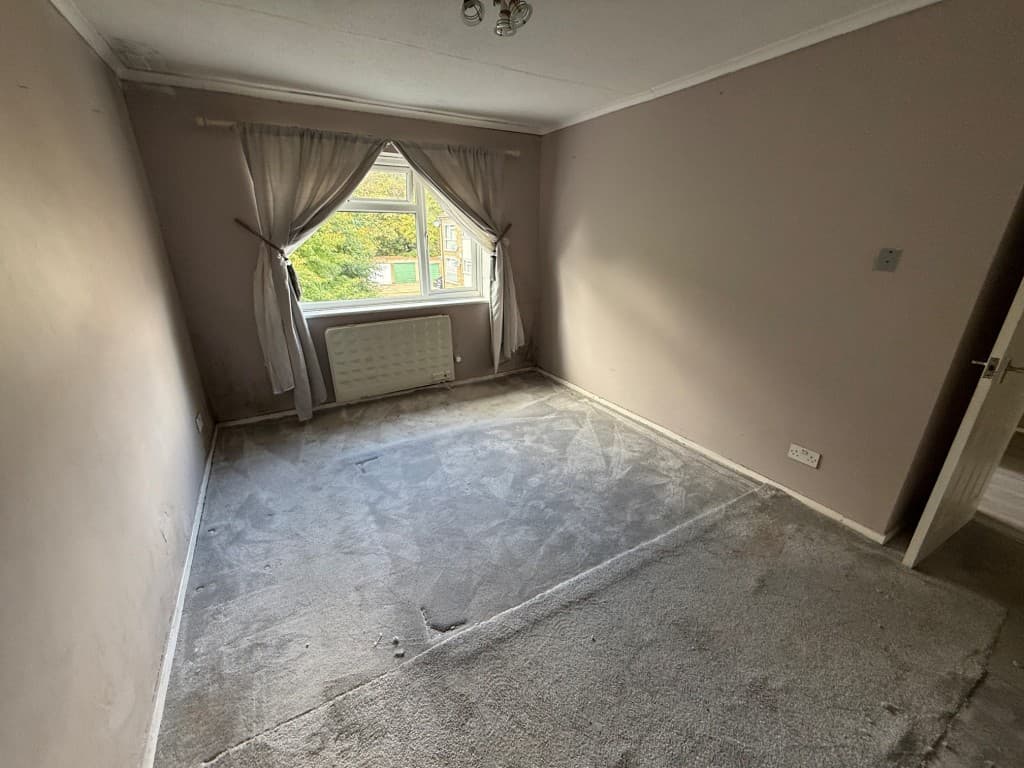 8 Royle Close, Romford RM2 5PS: First Floor Flat For Improvement 5