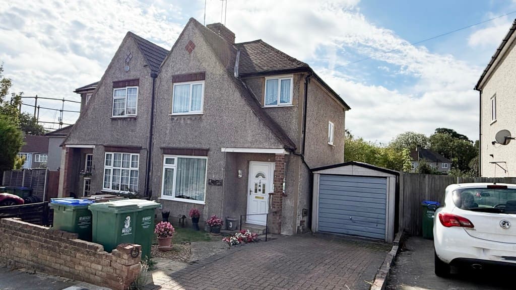 3 Leysdown Avenue, Bexleyheath DA7 6AZ: Semi-detached House Let On A Statutory Tenancy 1