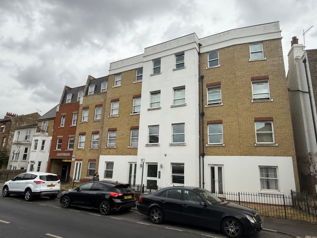 Wrotham Court, Wrotham Road, Gravesend DA11 0QF: Outstanding Investment - Substantial Modern Purpose-built Development 2
