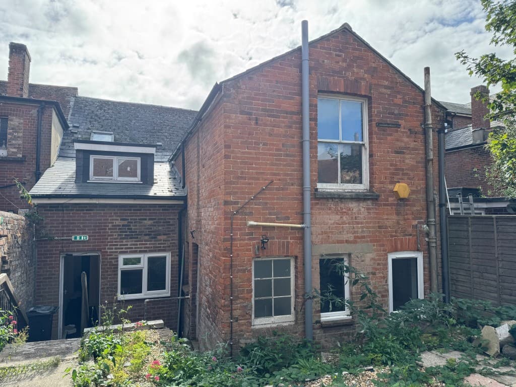 144A High Street, Newport PO30 1TY: Freehold Town Centre Block Of Four Two-bedroom Flats 3