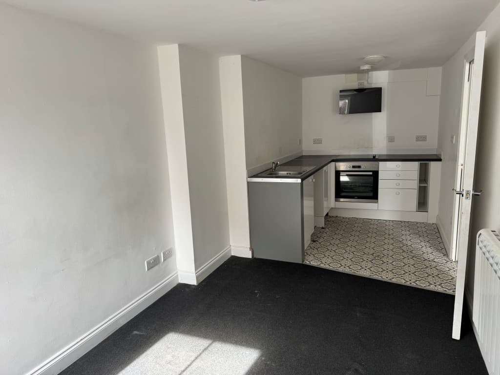 144A High Street, Newport PO30 1TY: Freehold Town Centre Block Of Four Two-bedroom Flats 4