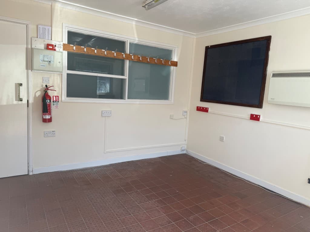 Unit 8, Stable Hobba Industrial Estate, Stable Hobba, Newlyn, Penzance TR20 8TL: Vacant Large Industrial Unit 3