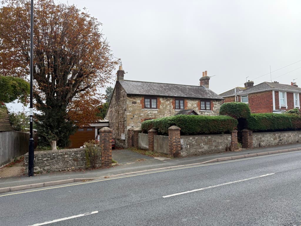 116 Avenue Road, Sandown PO36 8DZ: Freehold Detached Cottage For Investment 1