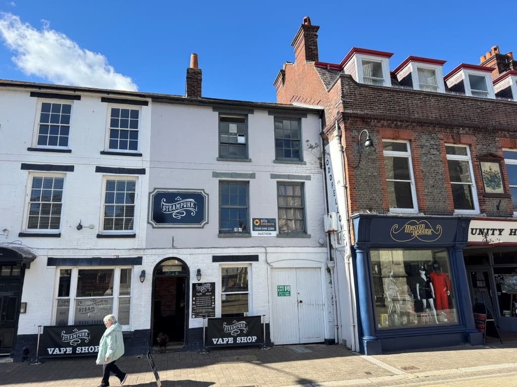 18 St. Thomas' Square, Newport PO30 1SG: Three Storey Freehold Town Centre Commercial Investment 1