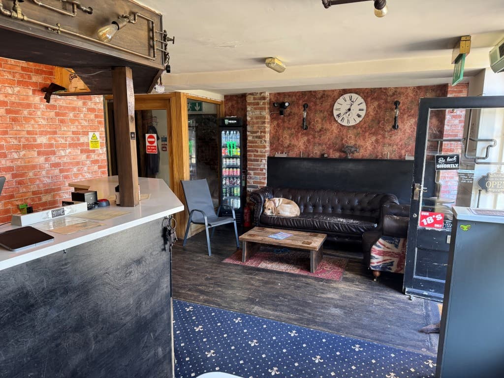 18 St. Thomas' Square, Newport PO30 1SG: Three Storey Freehold Town Centre Commercial Investment 2