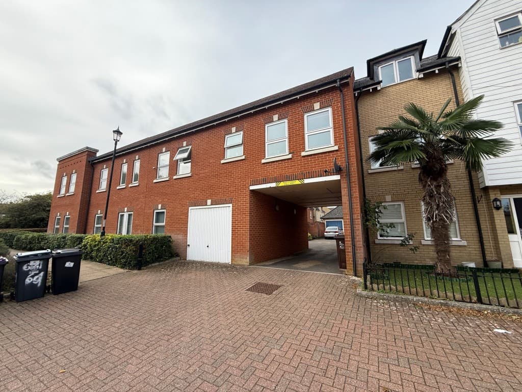 66 Cavell Drive, Bishop's Stortford CM23 5PX: Three-bedroom Split Level Maisonette 1