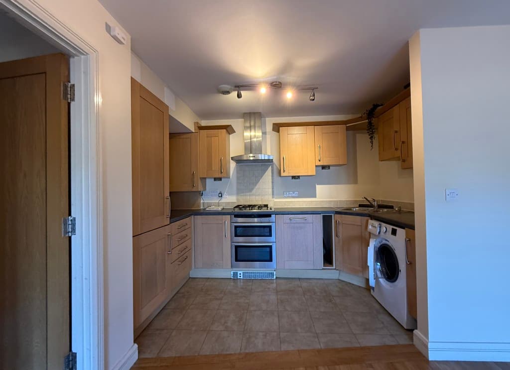 Flat 19, Victoria Court, Flowerpot Lane, Exeter EX4 1EA: Ground Floor Apartment In Gated Complex 5