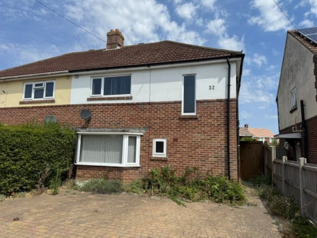 32 Larksfield Avenue, Bournemouth BH9 3LP: House With Structural Issues For Improvement 1