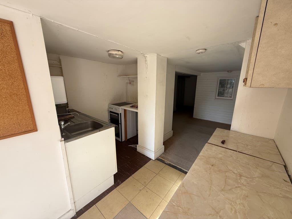 Albert House, Stone Street, Cranbrook TN17 3HG: Pair Of Shops And Two Flats For Refurbishment 5