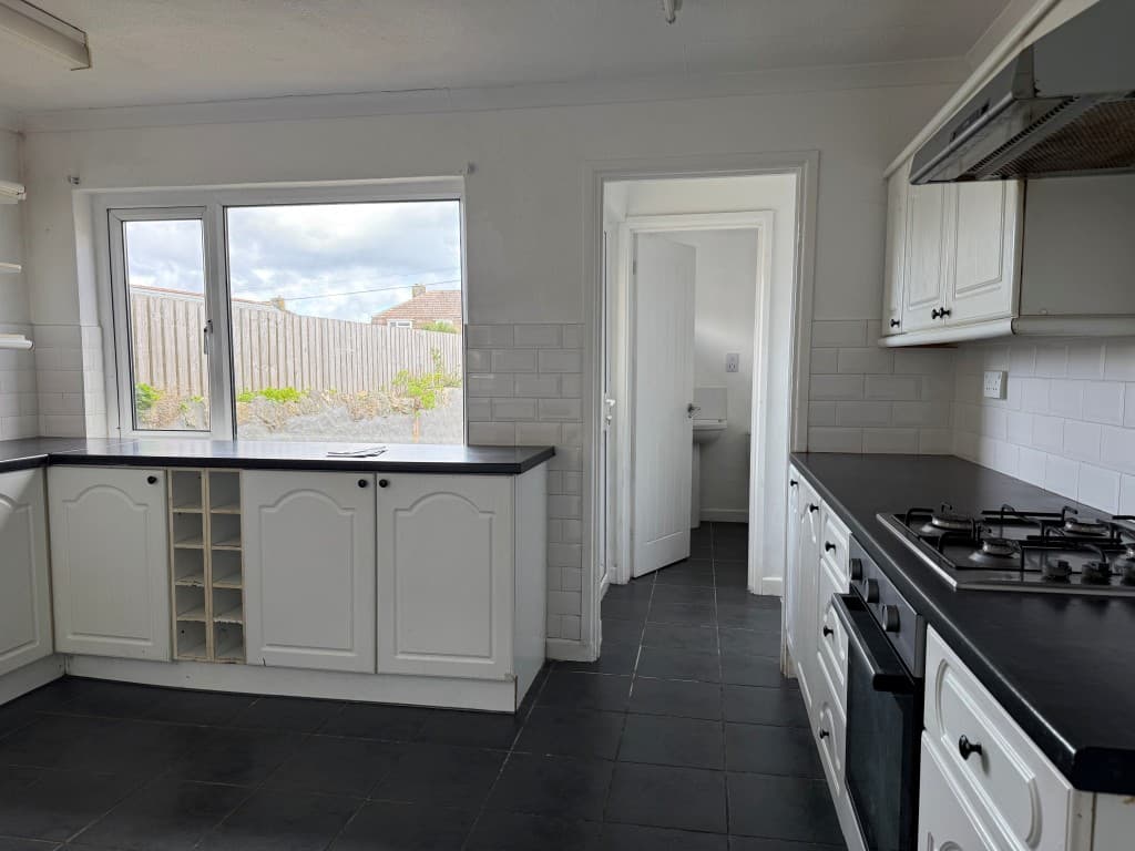 52 College Street, Camborne TR14 7LE: Three Storey Terraced House With Garage, Close To Town Centre 4