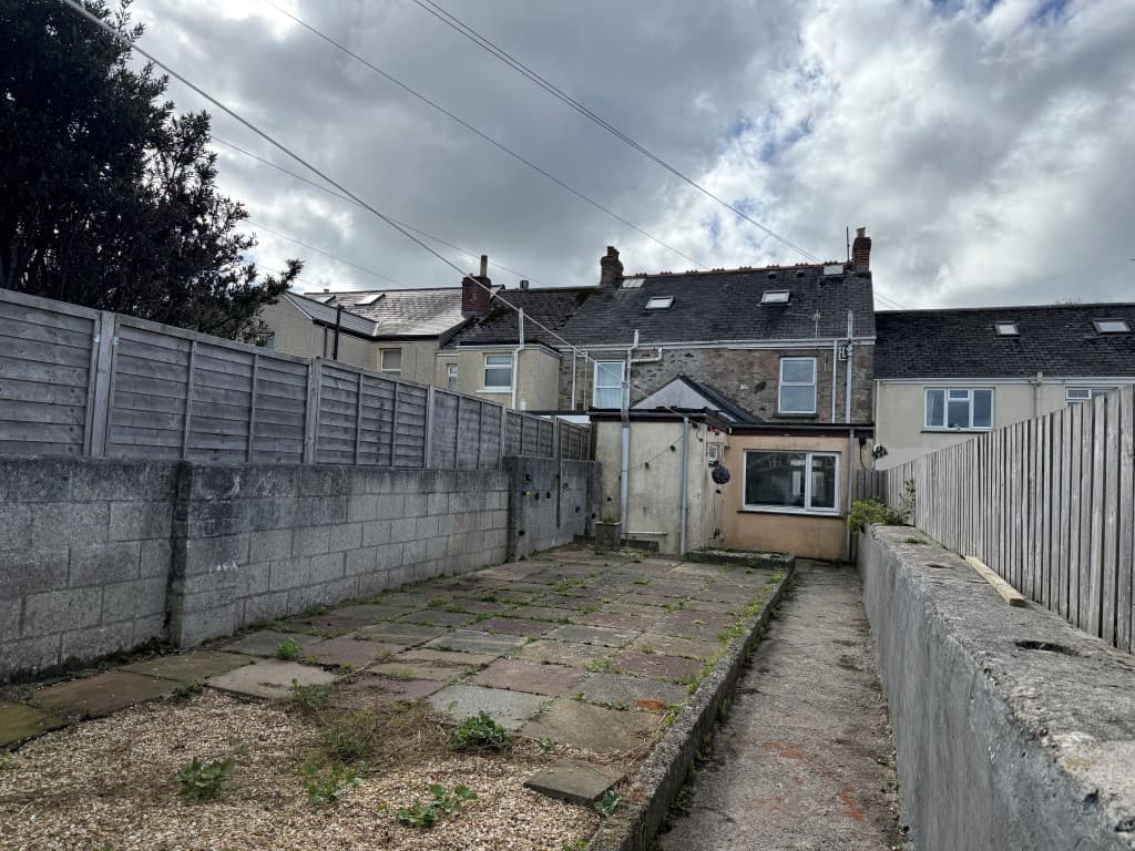 52 College Street, Camborne TR14 7LE: Three Storey Terraced House With Garage, Close To Town Centre 5