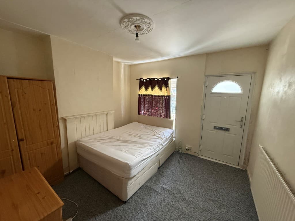 241 Queens Road, Maidstone ME16 0LB: End-terrace House For Repair 2