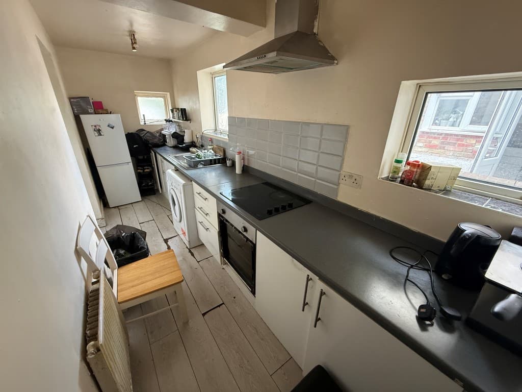 241 Queens Road, Maidstone ME16 0LB: End-terrace House For Repair 4
