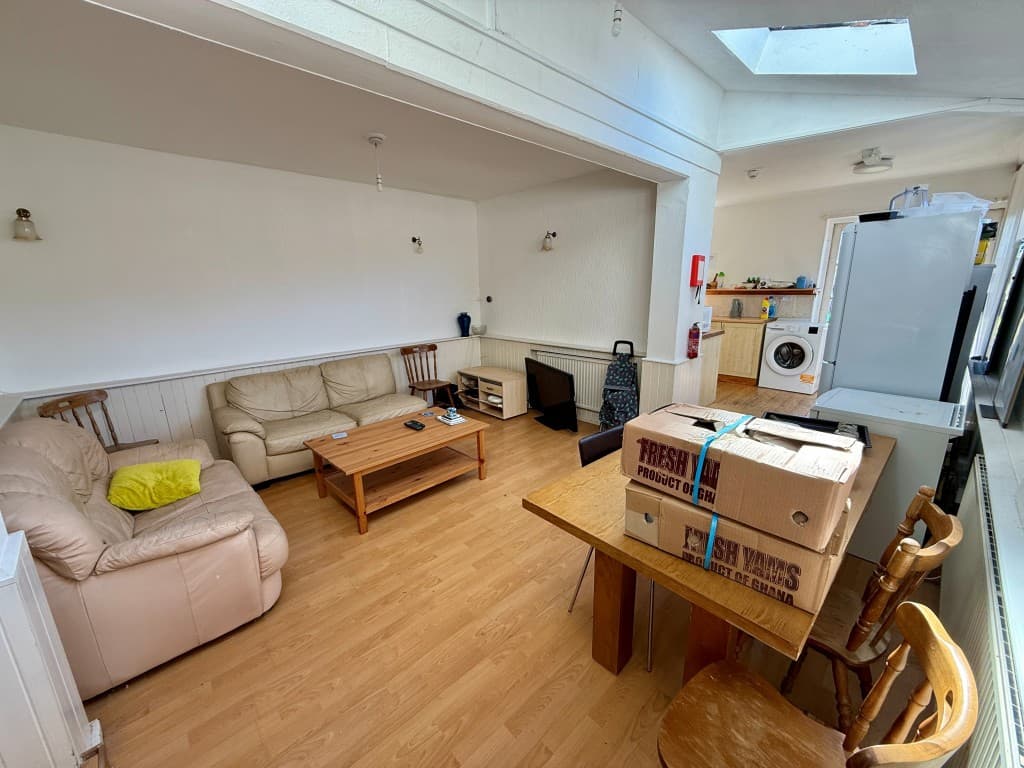 3 Heath Road, Maidstone ME16 9LQ: House Of Multiple Occupancy For Investment 4
