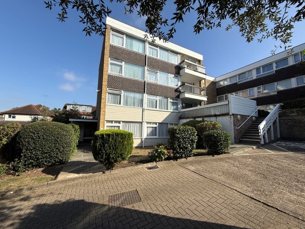 26 Hurstcombe, Whitehall Lane, Buckhurst Hill IG9 5JD: Vacant Two-bedroom Ground Floor Flat Requiring Improvement 1