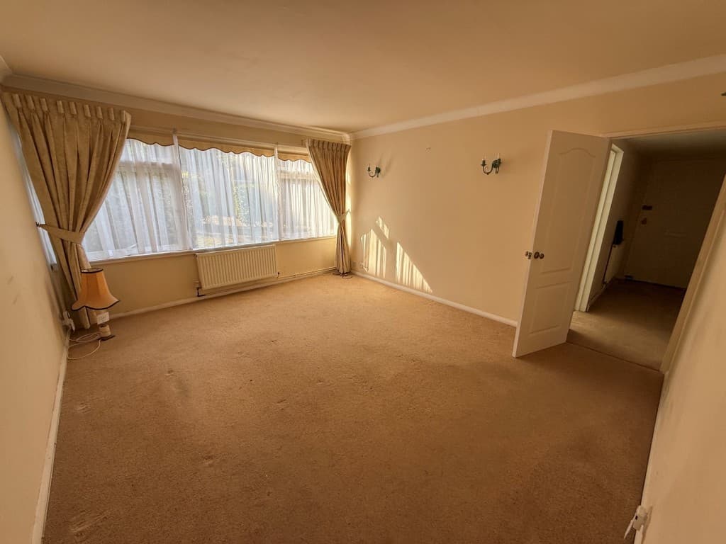 26 Hurstcombe, Whitehall Lane, Buckhurst Hill IG9 5JD: Vacant Two-bedroom Ground Floor Flat Requiring Improvement 2