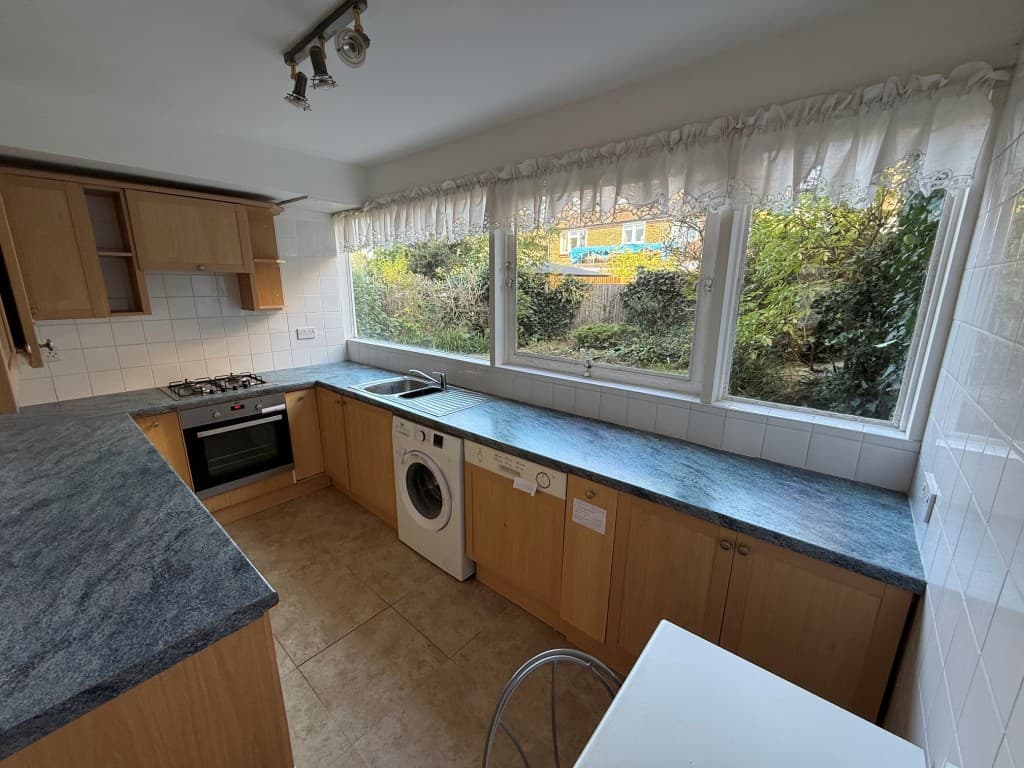 26 Hurstcombe, Whitehall Lane, Buckhurst Hill IG9 5JD: Vacant Two-bedroom Ground Floor Flat Requiring Improvement 3