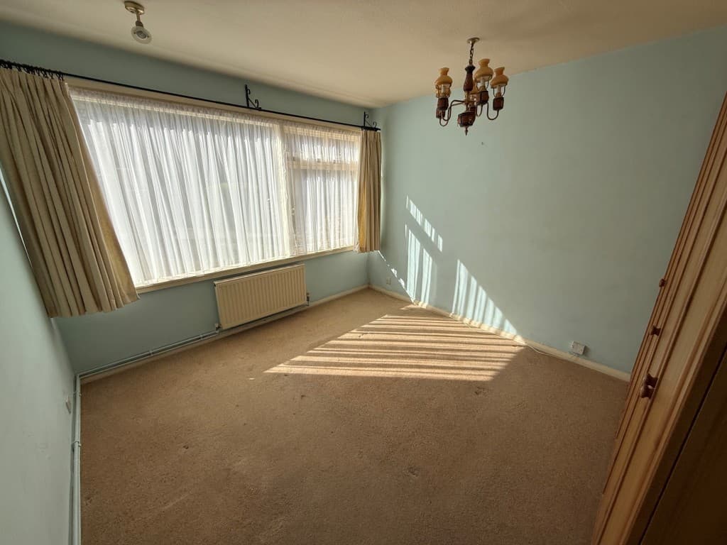26 Hurstcombe, Whitehall Lane, Buckhurst Hill IG9 5JD: Vacant Two-bedroom Ground Floor Flat Requiring Improvement 4