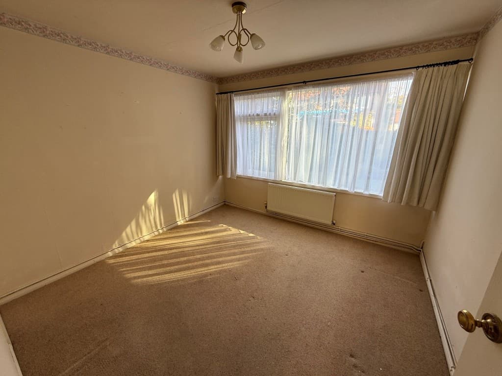 26 Hurstcombe, Whitehall Lane, Buckhurst Hill IG9 5JD: Vacant Two-bedroom Ground Floor Flat Requiring Improvement 5