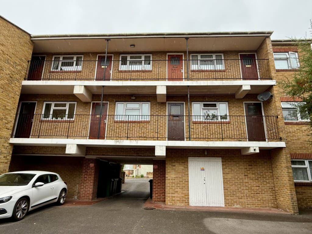 Flat 4, Maison Des Fleurs, Hartnup Street, Maidstone ME16 8PD: Studio Flat For Improvement 2