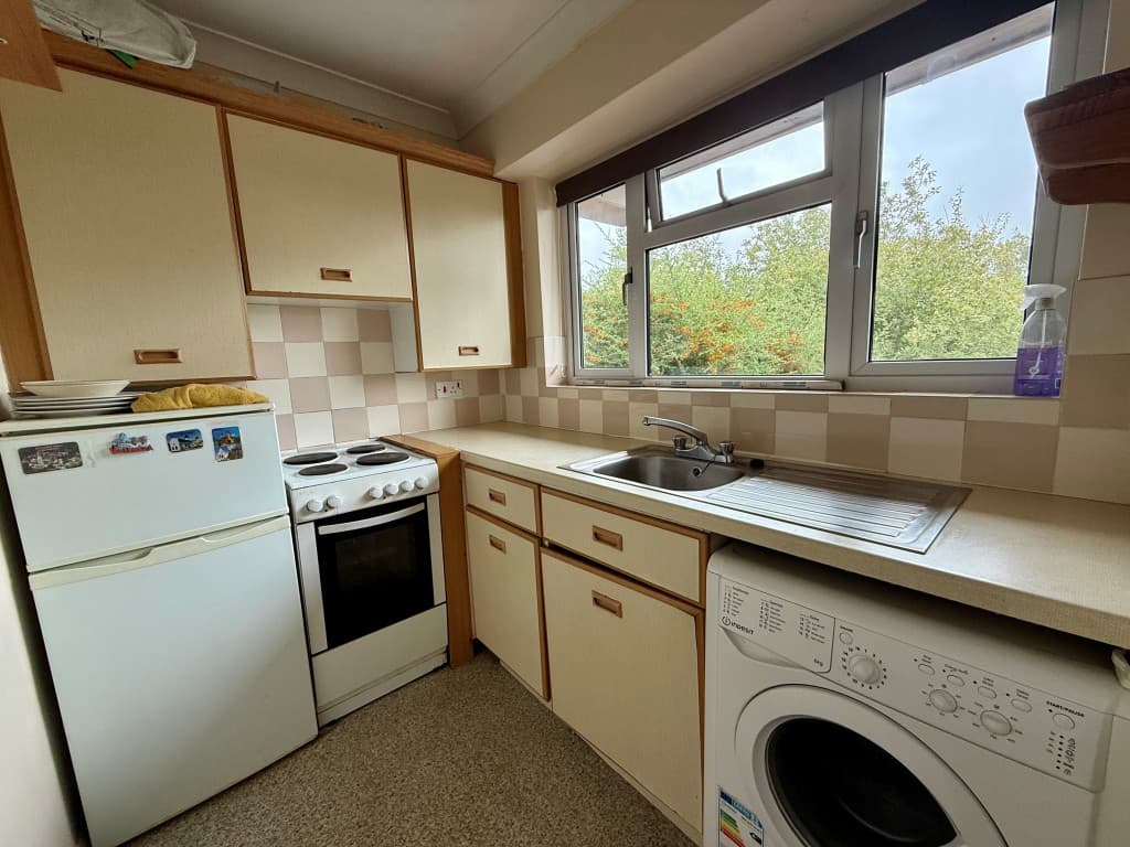 Flat 4, Maison Des Fleurs, Hartnup Street, Maidstone ME16 8PD: Studio Flat For Improvement 4