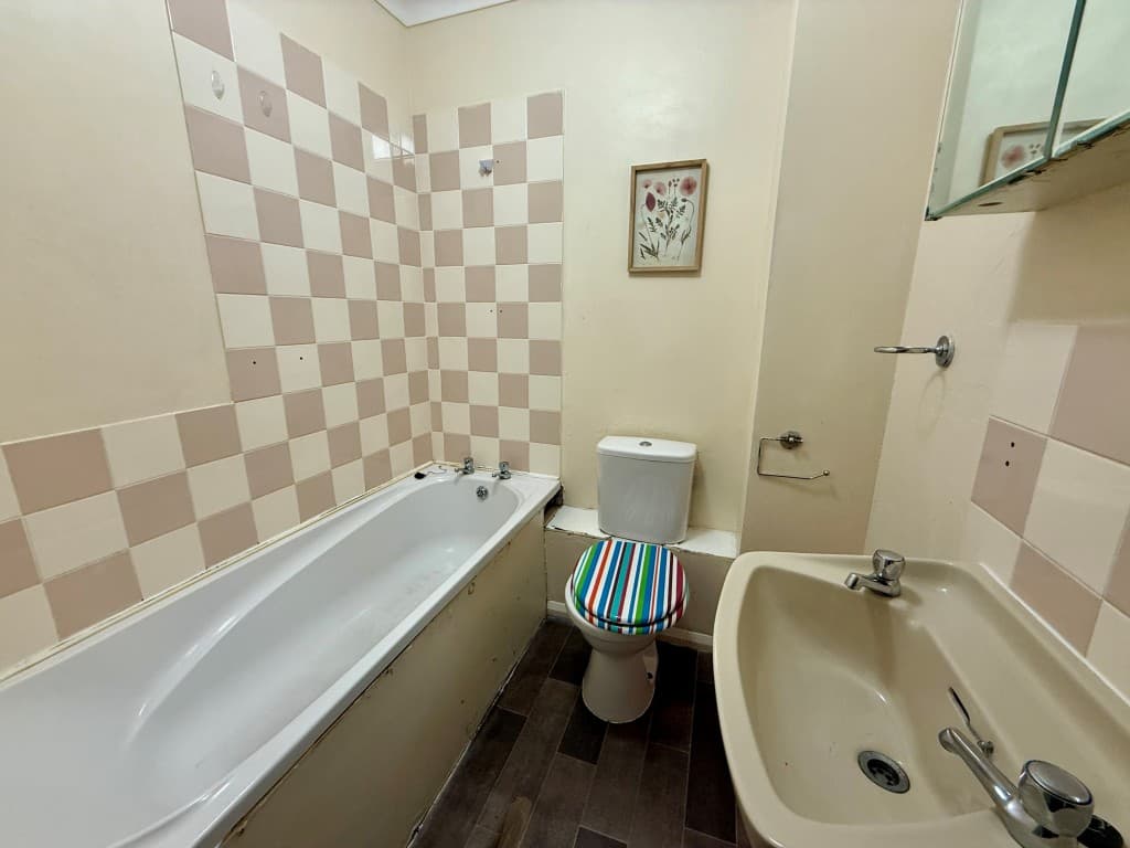 Flat 4, Maison Des Fleurs, Hartnup Street, Maidstone ME16 8PD: Studio Flat For Improvement 5