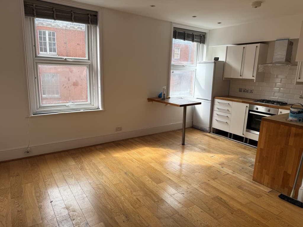 17B Shrubbery Road, London SW16 2AS: Two-bedroom Balcony Flat In Central Location 2