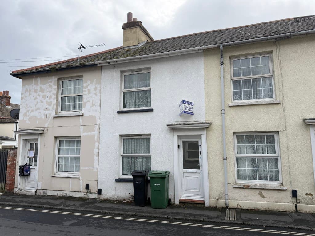 2 Cross Street, Newport PO30 1PT: Freehold Two-bedroom Mid-terrace House For Improvement 1