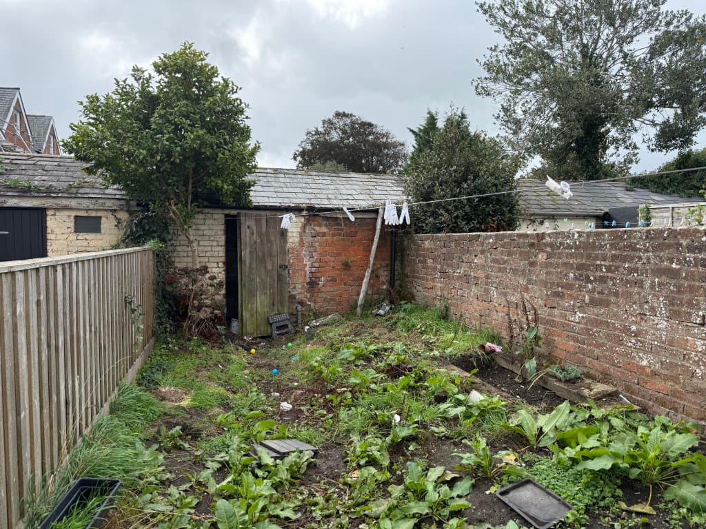 2 Cross Street, Newport PO30 1PT: Freehold Two-bedroom Mid-terrace House For Improvement 2