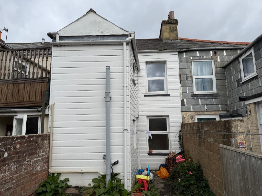 2 Cross Street, Newport PO30 1PT: Freehold Two-bedroom Mid-terrace House For Improvement 3
