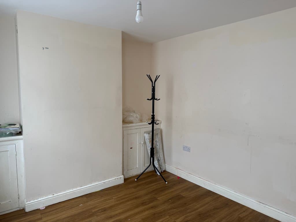 2 Cross Street, Newport PO30 1PT: Freehold Two-bedroom Mid-terrace House For Improvement 4