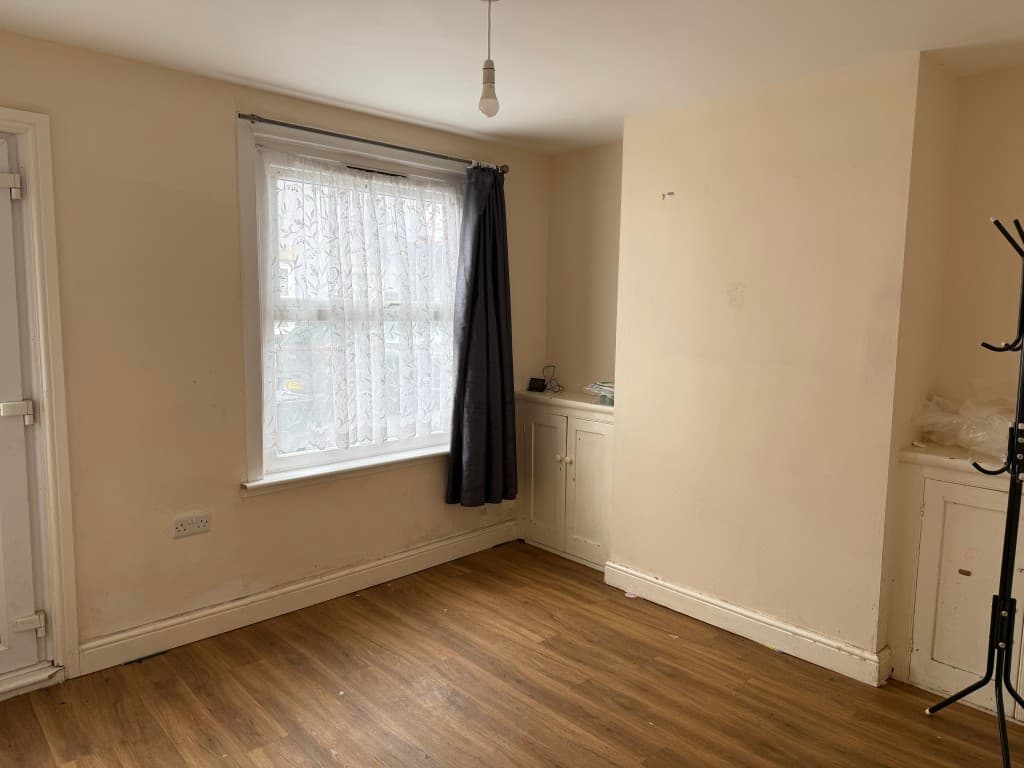 2 Cross Street, Newport PO30 1PT: Freehold Two-bedroom Mid-terrace House For Improvement 5