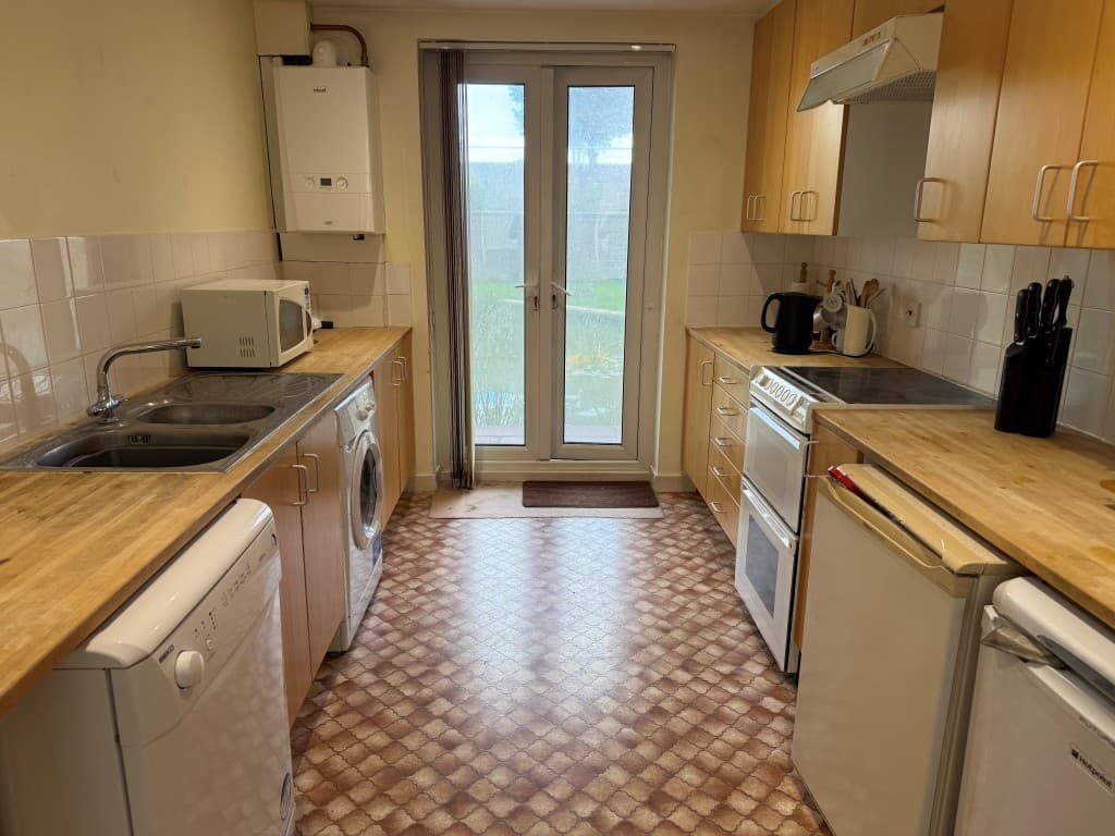 Flat 44, Park Gates, Chiswick Place, Eastbourne BN21 4BD: Two-bedroom Ground Floor Flat In Need Of Updating Close To Seafront 4