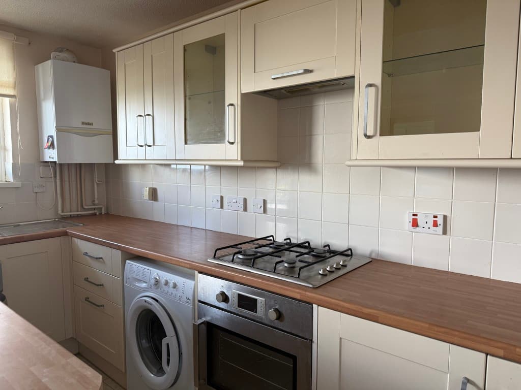 Flat 2, Freshwater Court, 25 Marine Parade West, Lee-on-the-Solent PO13 9BB: Well Presented Ground Floor Flat With Sea Views 5