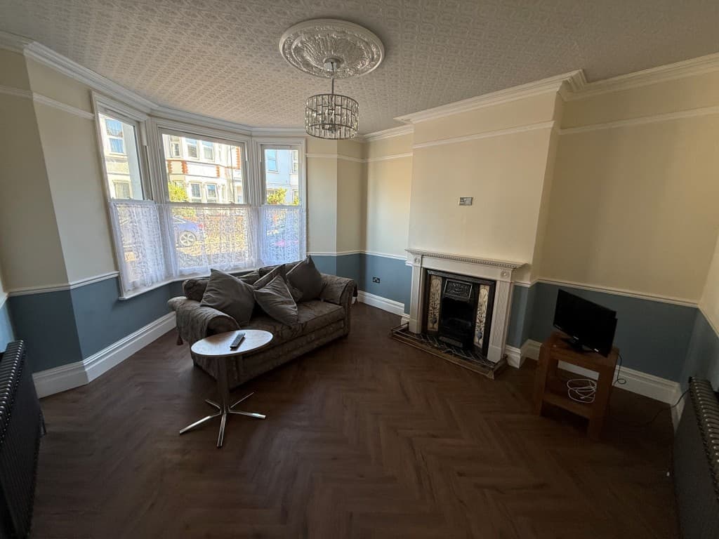22 Wenham Drive, Westcliff-on-Sea SS0 9BN: Three-bedroom Terrace House 5