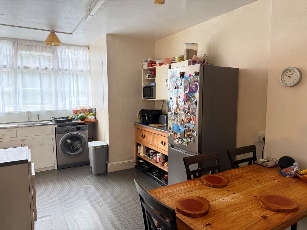 12 Barfield, Ryde PO33 2JP: Freehold Building Arranged As Three Flats Plus Basement 5