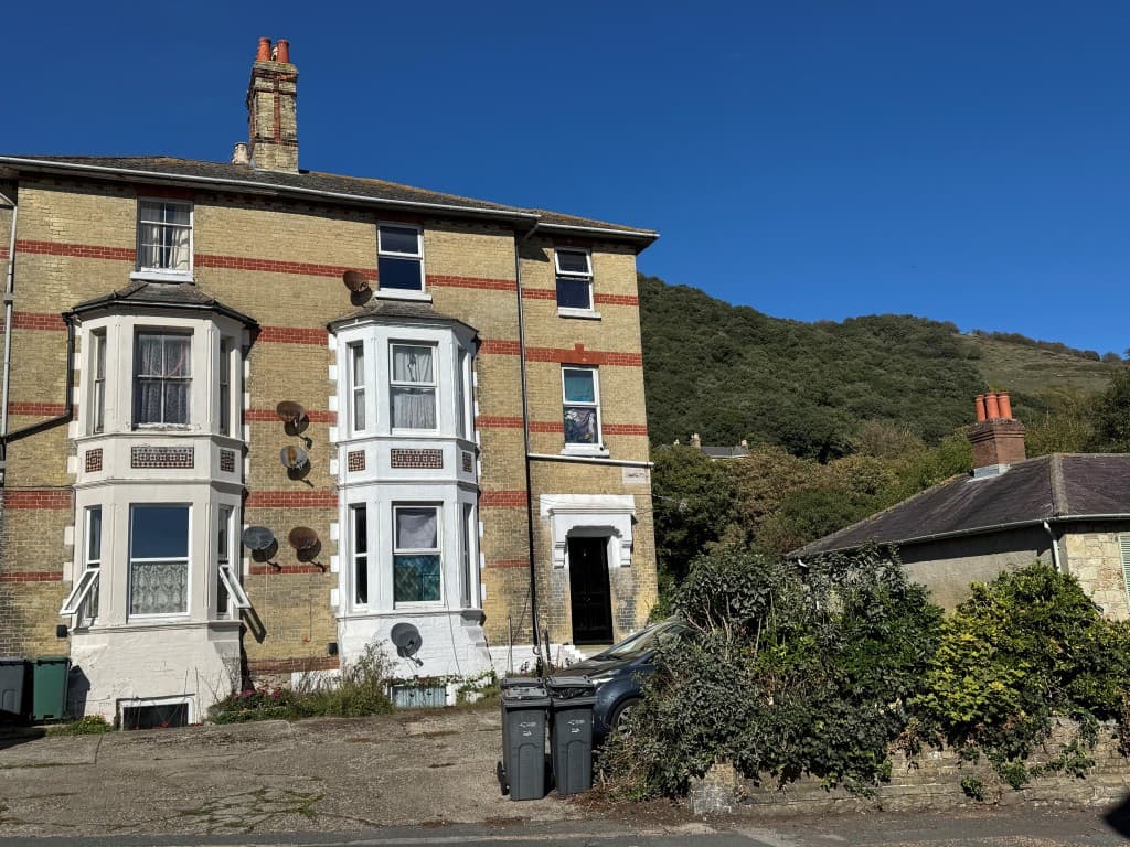 Flat 3, 3 Trinity Road, Ventnor PO38 1NL: One-bedroom Flat With Parking For Investment Or Occupation 1