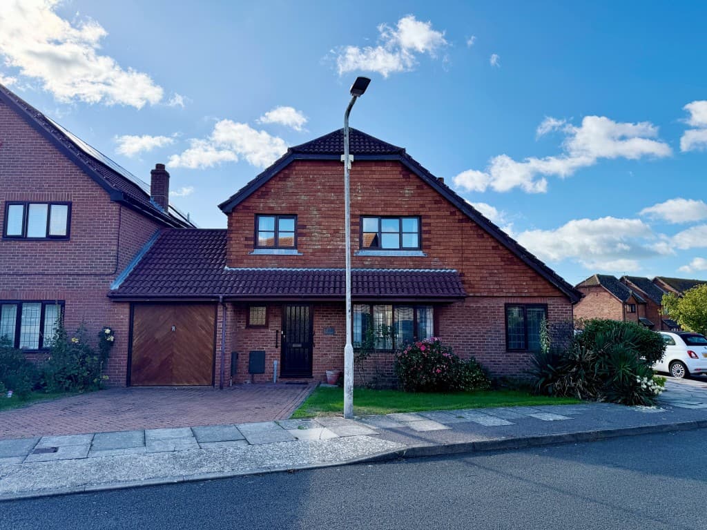 27 Old Mead, Folkestone CT19 5UR: Detached Four-bedroom House 1