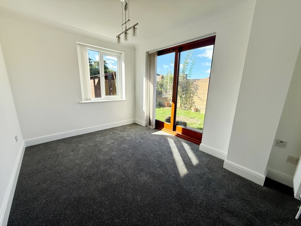 27 Old Mead, Folkestone CT19 5UR: Detached Four-bedroom House 3